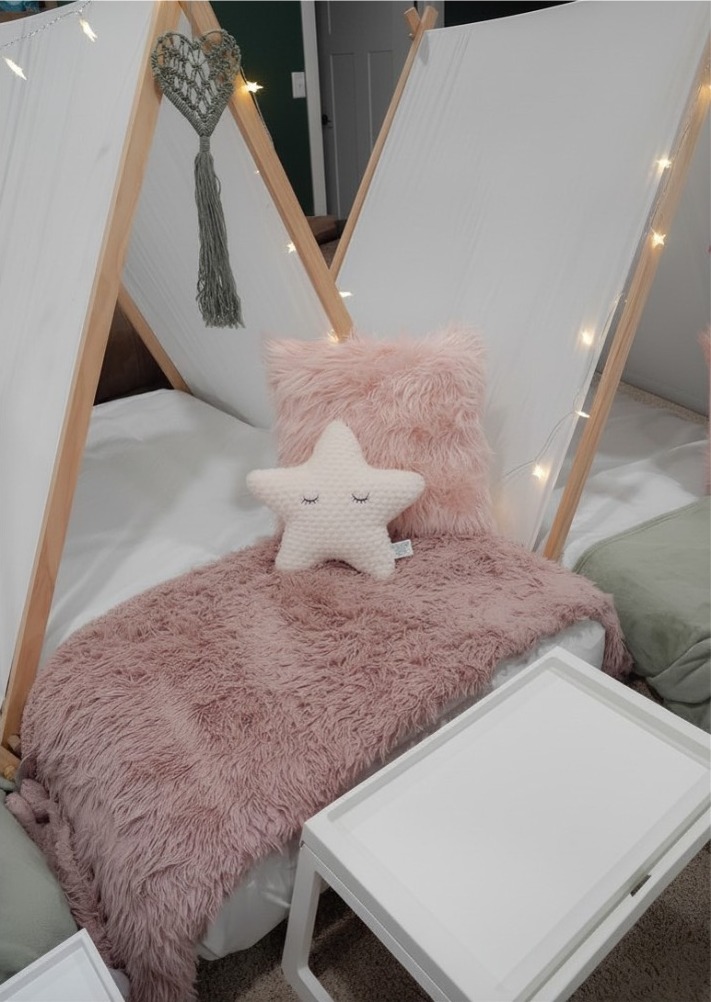 Single sleepover tent with blush blanket and star pillow
